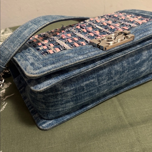 CHANEL Blue and Pink Rare Denim Tweed Crossbody Bag - Picture 7 of 9